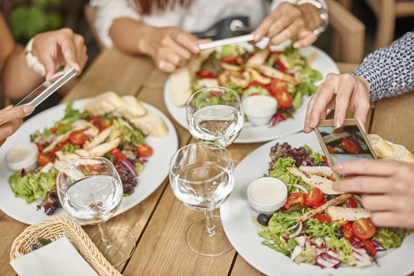 Taking picture of meal — Stockfoto