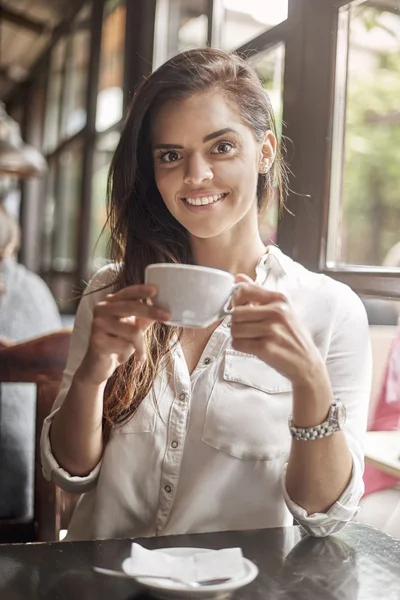 Aantrekkelijk meisje in café — Stockfoto