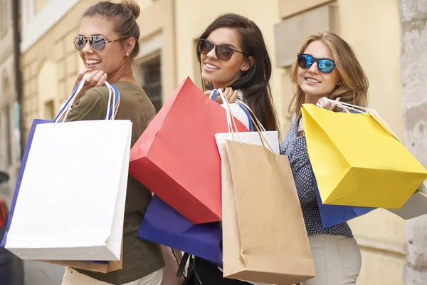 Donne attraenti con borse della spesa — Foto Stock