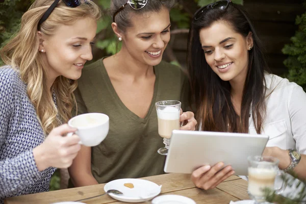Mulheres que passam o tempo em conjunto com laptop — Fotografia de Stock