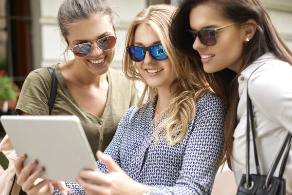 Women spending time together with tablet pc — Stockfoto