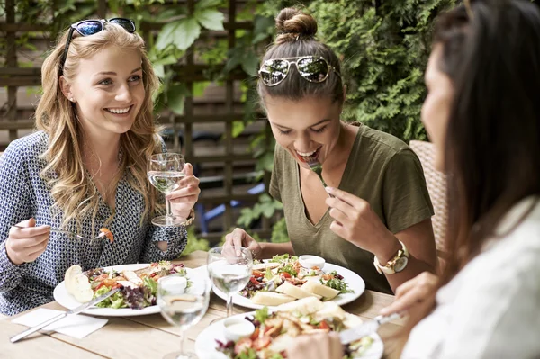 Mädchen verbringen Zeit im Café — Stockfoto