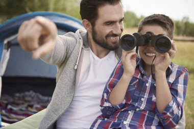 Baba ve oğul dürbün ile