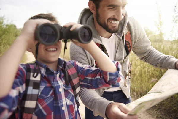 Pai e Filho com Binóculos — Fotografia de Stock