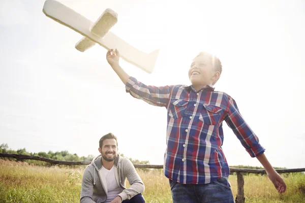 父亲和儿子与纸飞机 — 图库照片