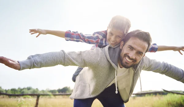 Padre e hijo pasando tiempo juntos — Foto de Stock