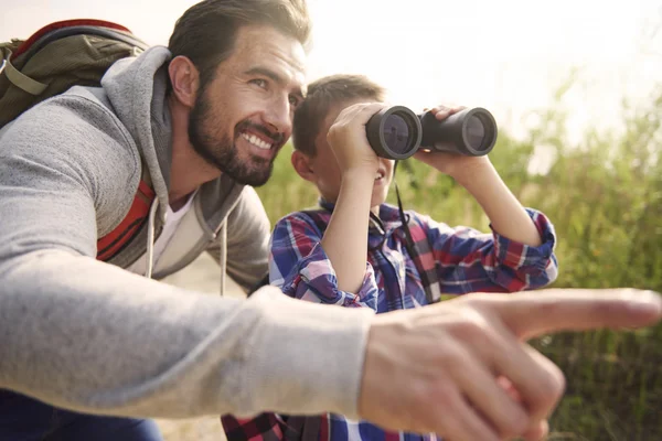 Otec a syn s dalekohledem — Stock fotografie