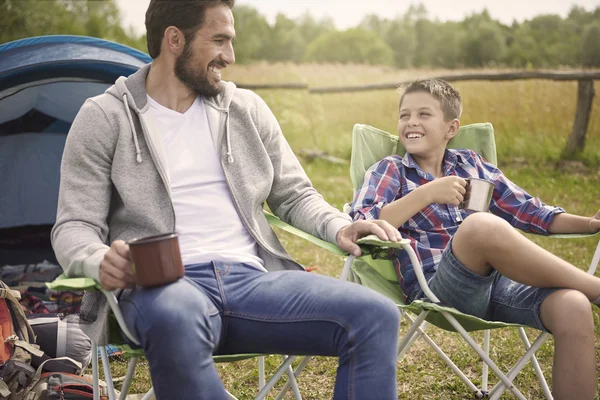 Pai e filho acampar — Fotografia de Stock