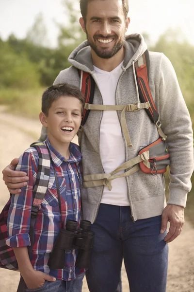 Pai e Filho com Binóculos — Fotografia de Stock