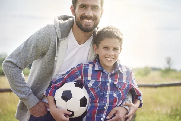 Pai jogando futebol com filho — Fotografia de Stock