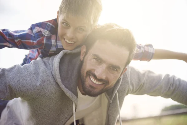 Baba ve oğul birlikte vakit geçiriyorlar. — Stok fotoğraf