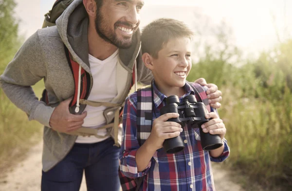 Otec a syn s dalekohledem — Stock fotografie