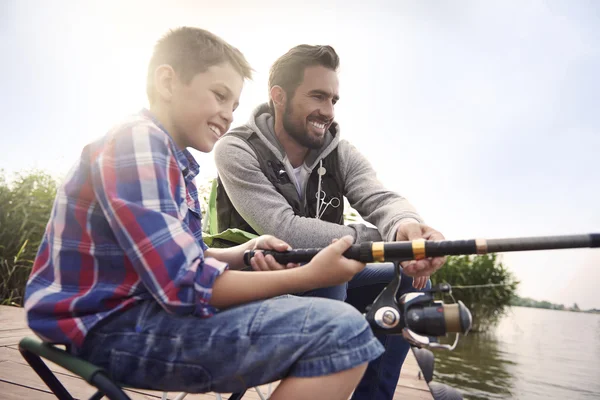 Pai e filho pesca — Fotografia de Stock