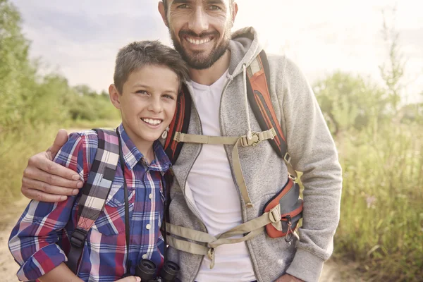 Отец и сын с биноклем — стоковое фото