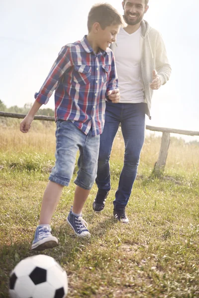 Padre jugando al fútbol con su hijo — Foto de Stock