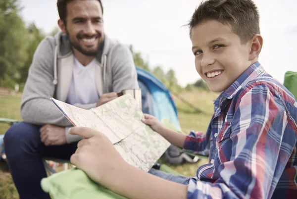 Father and son with map — Stock Photo, Image