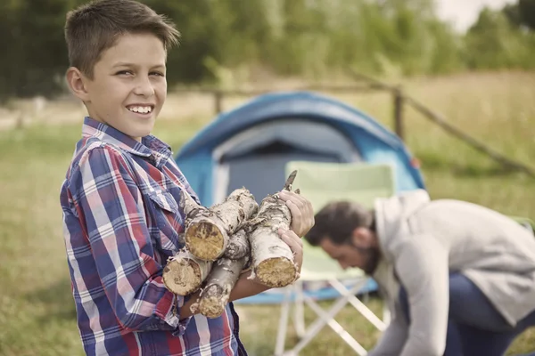 Father and son near campfire — Stock Photo, Image