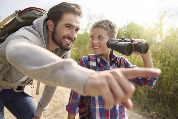 Otec a syn s dalekohledem — Stock fotografie