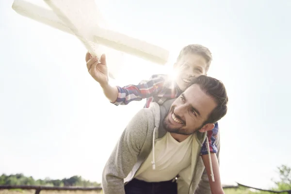 Pai e filho com avião de papel — Fotografia de Stock