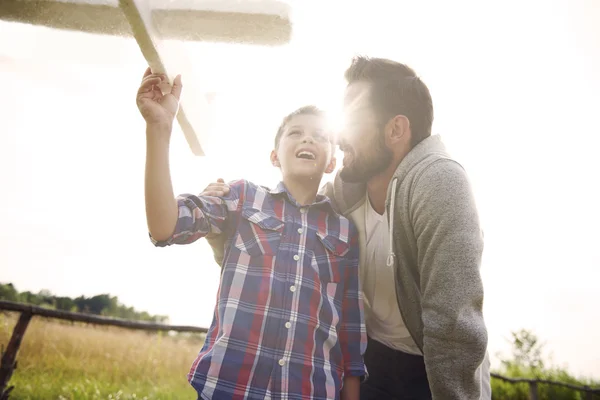 Pai e filho com avião de papel — Fotografia de Stock