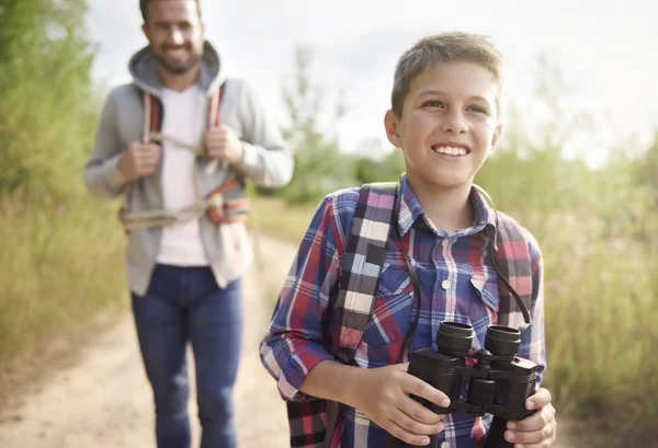 Otec a syn s dalekohledem — Stock fotografie