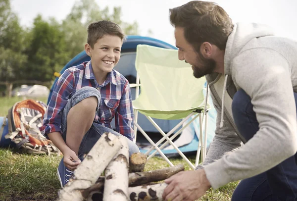 Père et fils près du feu de camp — Photo