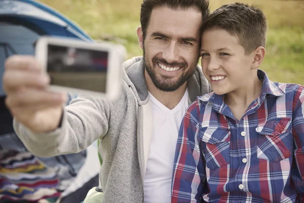 Otec a syn berou Selfie — Stock fotografie