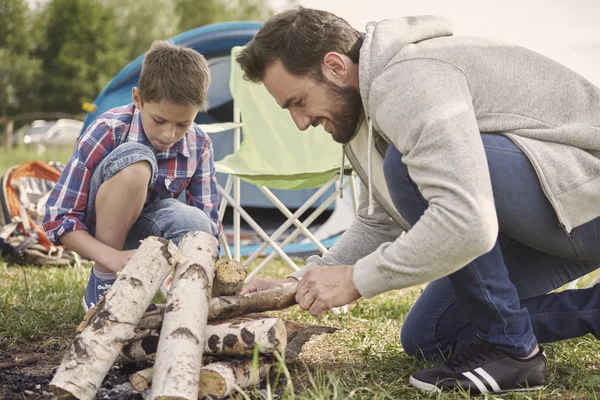 Father and son near campfire — Stock Photo, Image