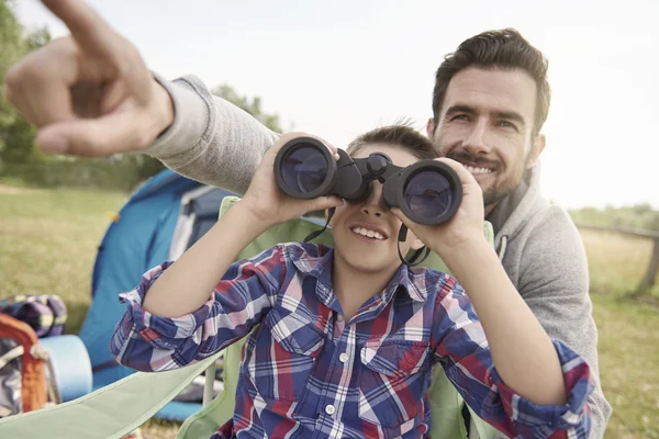 Pai e Filho com Binóculos — Fotografia de Stock