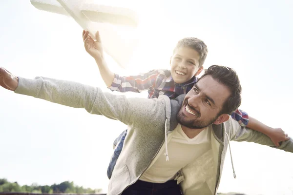 Pai e filho com avião de papel — Fotografia de Stock