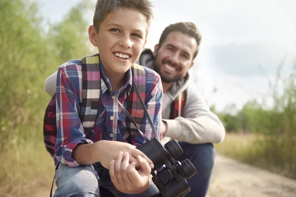 Otec a syn s dalekohledem — Stock fotografie