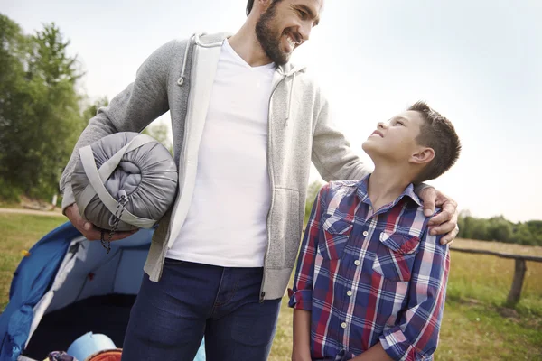 Pai e filho acampar — Fotografia de Stock