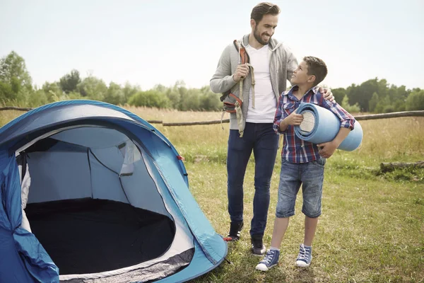 Padre e hijo acampando —  Fotos de Stock