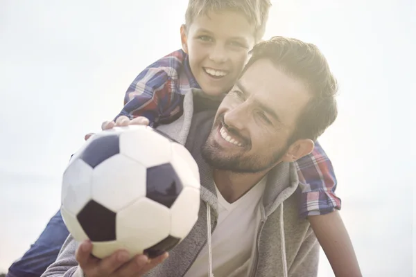 Otec a syn s fotbalovým míčem — Stock fotografie