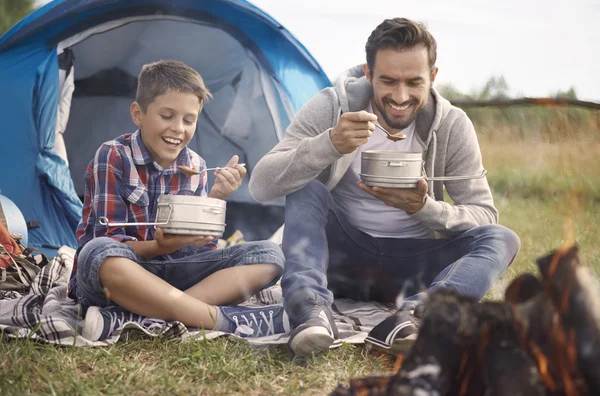 Père et fils mangeant de la soupe — Photo