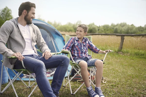 Père et fils voyageant — Photo