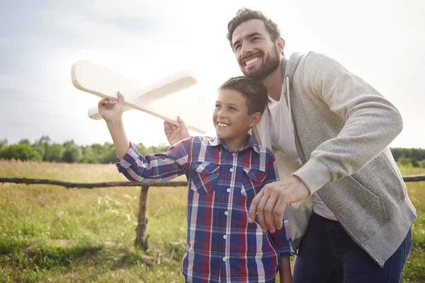 Pai e filho com avião de papel — Fotografia de Stock