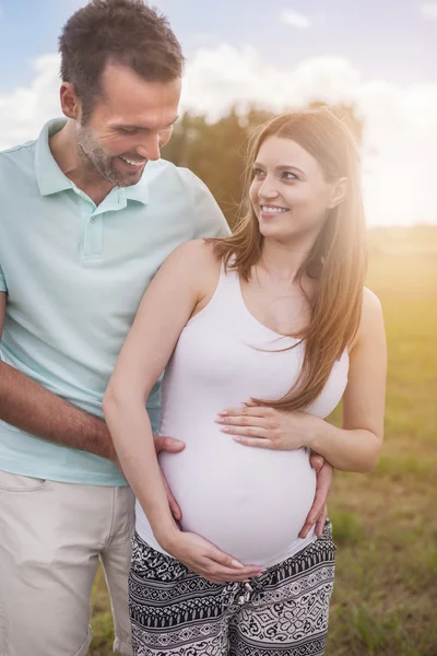 Pregnant woman with young husband — Stock Photo, Image