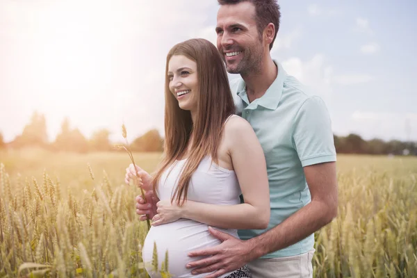Donna incinta con giovane marito — Foto Stock