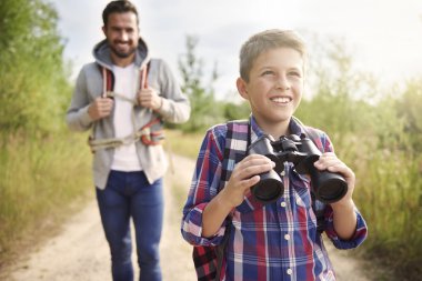 dürbün ile küçük çocuk