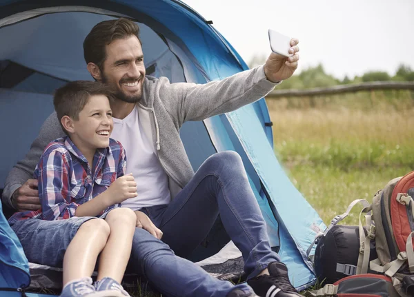 Padre e hijo tomando foto selfie —  Fotos de Stock