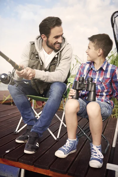 Baba oğul balık tutuyor. — Stok fotoğraf