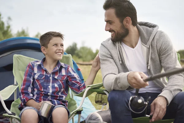 Pai e filho pesca — Fotografia de Stock