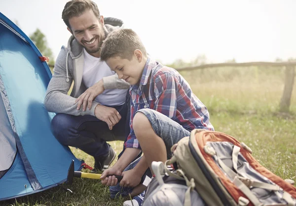 Father and son pitching tent — Stock Photo, Image