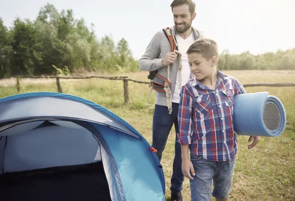 Father and son pitching tent — Stock Photo, Image