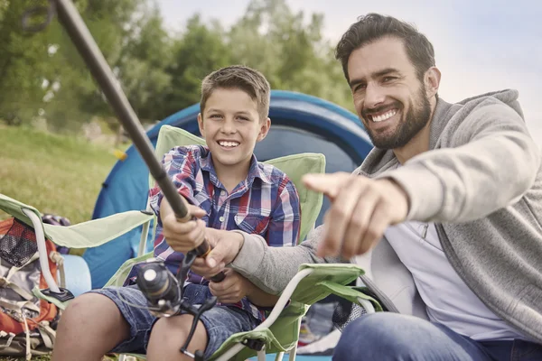 Pai e filho pesca — Fotografia de Stock