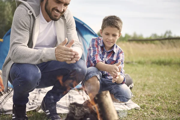 Father and son over campfire — Stock Photo, Image