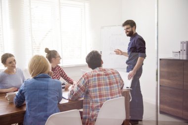 İş adamları birlikte çalışıyor.