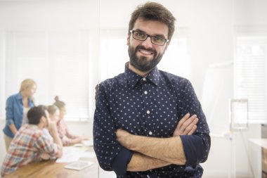 Ofiste çalışan iş adamı