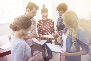 ofiste çalışan komik iş arkadaşları